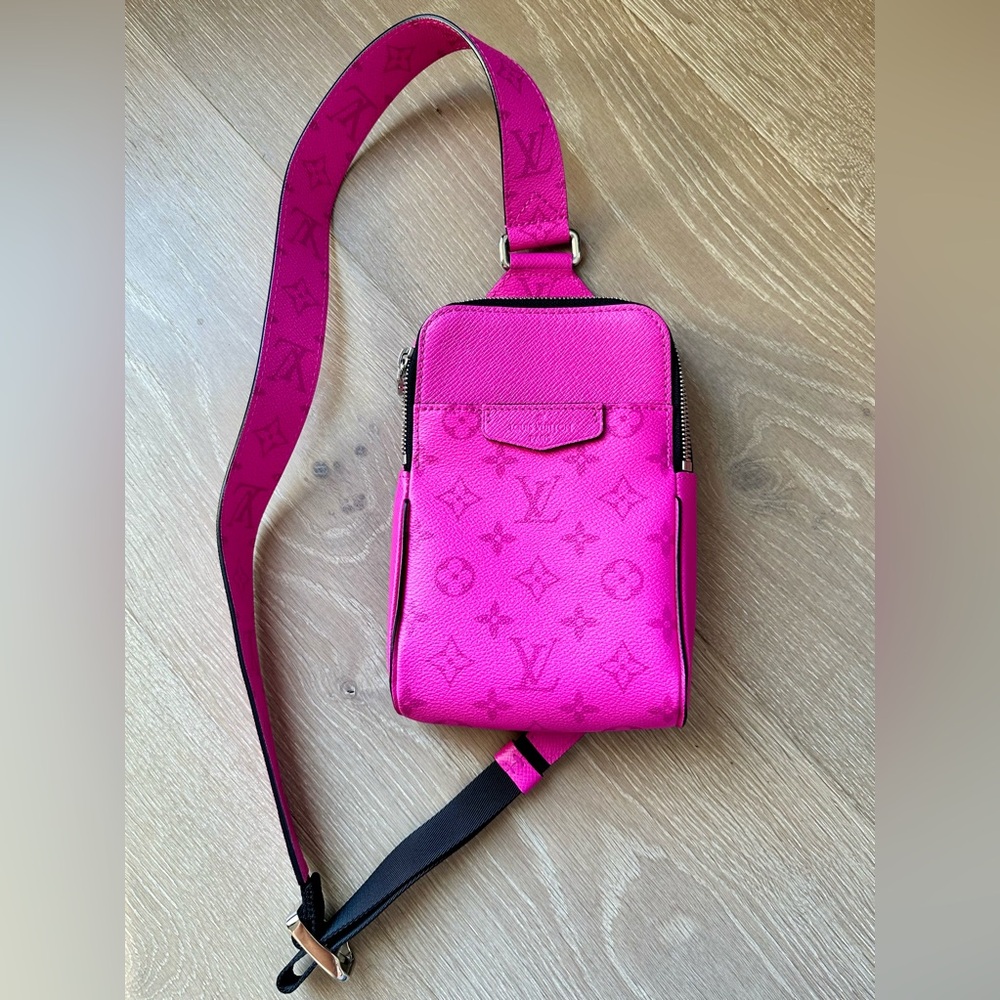 Louis Vuitton fuschia taigarama Outdoor sling bag - EUC